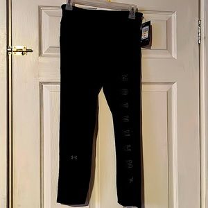 Under Amour black ankle workout pants with side pockets